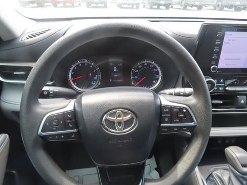 Used 2021 Toyota Highlander L FWD image 31