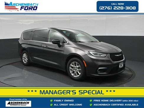 Used 2023 Chrysler Pacifica Touring-L FWD image 1