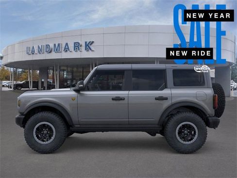 New 2025 Ford Bronco Badlands image 3