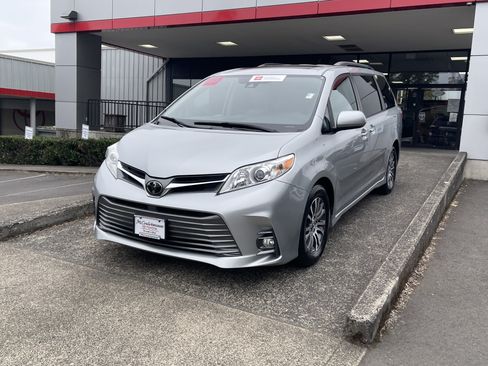 Certified 2020 Toyota Sienna XLE FWD image 3