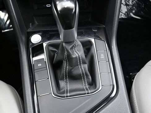 Used 2023 Volkswagen Taos SE w/ Panoramic Sunroof Package FWD image 19