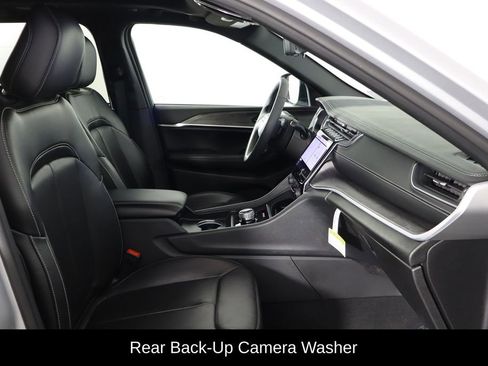 Used 2024 Jeep Grand Cherokee Limited w/ Luxury Tech Group II RWD image 17