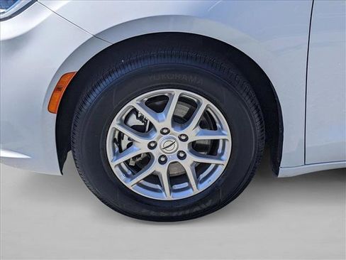 Used 2025 Chrysler Pacifica Select image 22