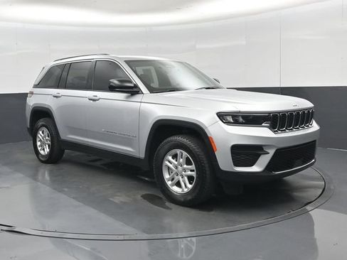 Used 2025 Jeep Grand Cherokee Laredo AWD/4WD image 31