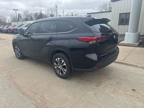Used 2021 Toyota Highlander XLE image 3