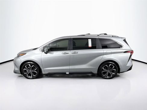 Certified 2025 Toyota Sienna Platinum image 14