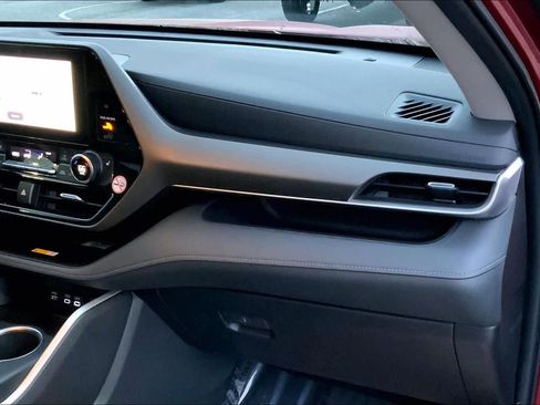 Used 2023 Toyota Highlander XLE image 17