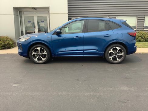 Used 2023 Ford Escape ST-Line Select w/ Tech Pack #1 AWD/4WD image 2