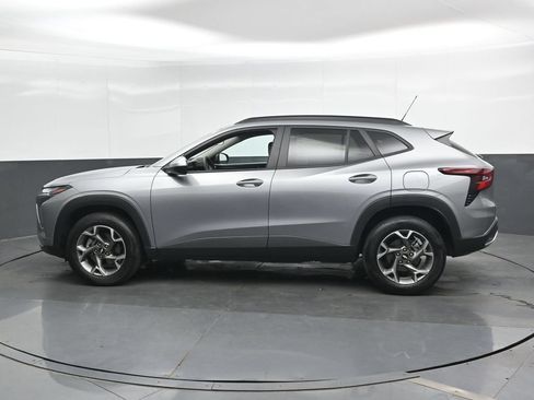 Used 2025 Chevrolet Trax LT FWD image 8