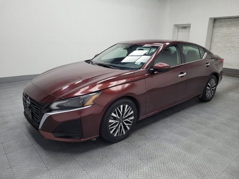Used 2023 Nissan Altima 2.5 SV image 2