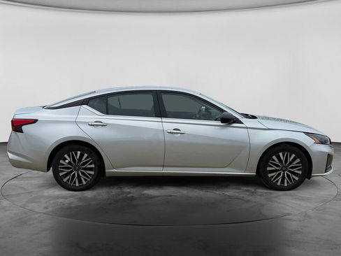 Used 2024 Nissan Altima 2.5 SV FWD image 10