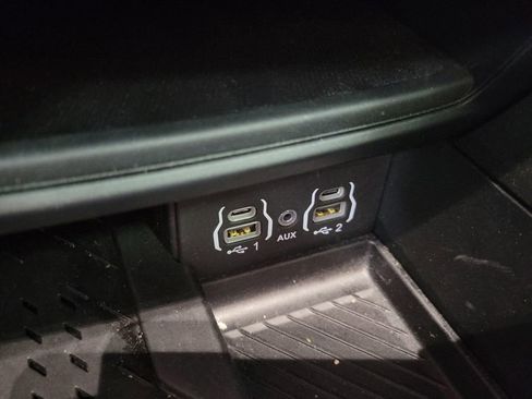 Used 2025 Chrysler Pacifica Limited image 37