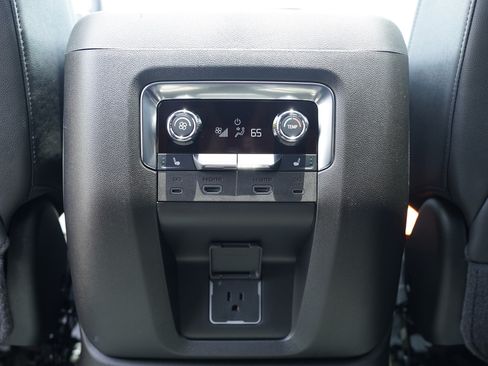 Used 2025 Chevrolet Tahoe High Country AWD/4WD image 12