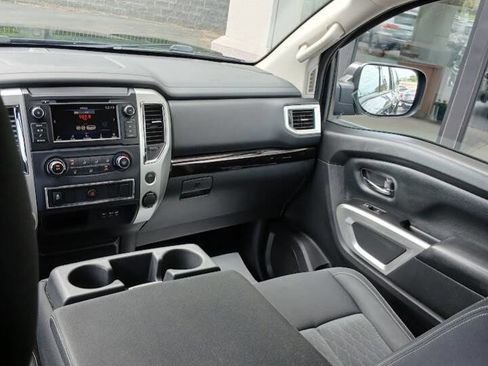 Used 2019 Nissan Titan SV image 9