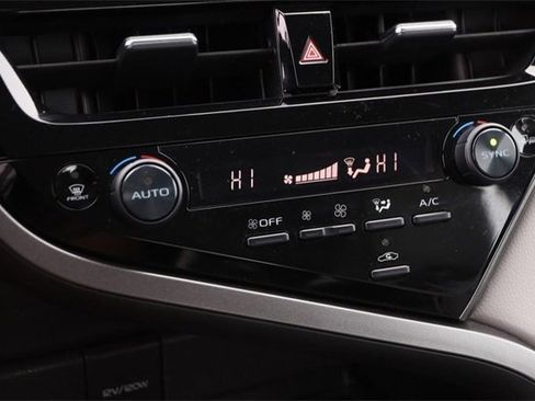 Used 2022 Toyota Camry SE image 18