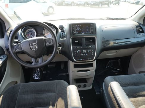 Used 2018 Dodge Grand Caravan SE w/ UConnect Hands-Free Group FWD image 24