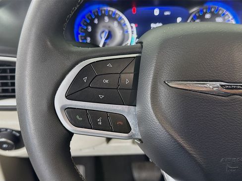 Used 2024 Chrysler Pacifica Touring-L FWD image 14
