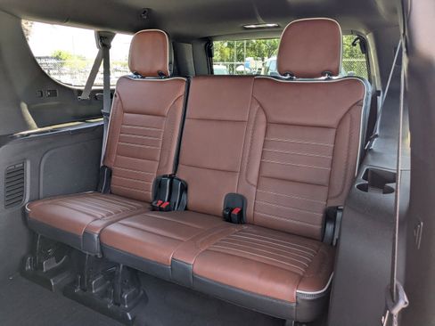 Used 2023 GMC Yukon XL Denali Ultimate AWD/4WD image 15
