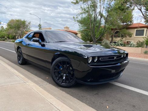 Used 2016 Dodge Challenger SXT image 3