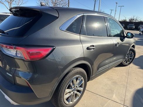 Used 2020 Ford Escape SE image 3