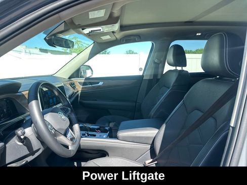 Used 2025 Volkswagen Atlas SE FWD image 16