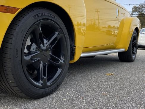 Used 2004 Chevrolet SSR w/ Preferred Equipment Group image 11