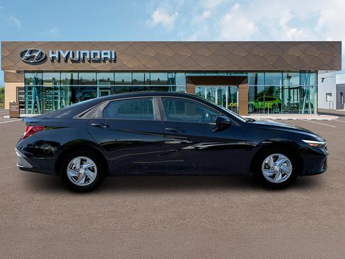 New 2025 Hyundai Elantra SE image 9