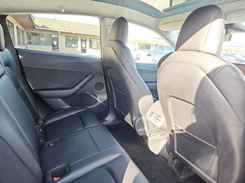 Used 2022 Tesla Model Y Long Range image 26