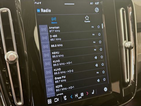 Used 2024 Volvo XC40 B5 Core w/ Climate Package image 21