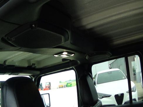 Used 2022 Jeep Gladiator Overland w/ Popular Equipment Package AWD/4WD image 13