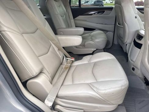 Used 2019 Cadillac Escalade Luxury AWD/4WD image 12