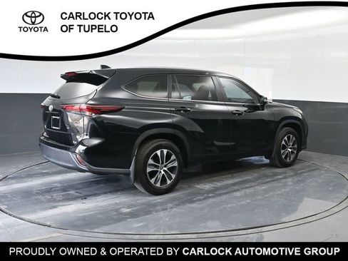 Used 2024 Toyota Highlander XLE image 3