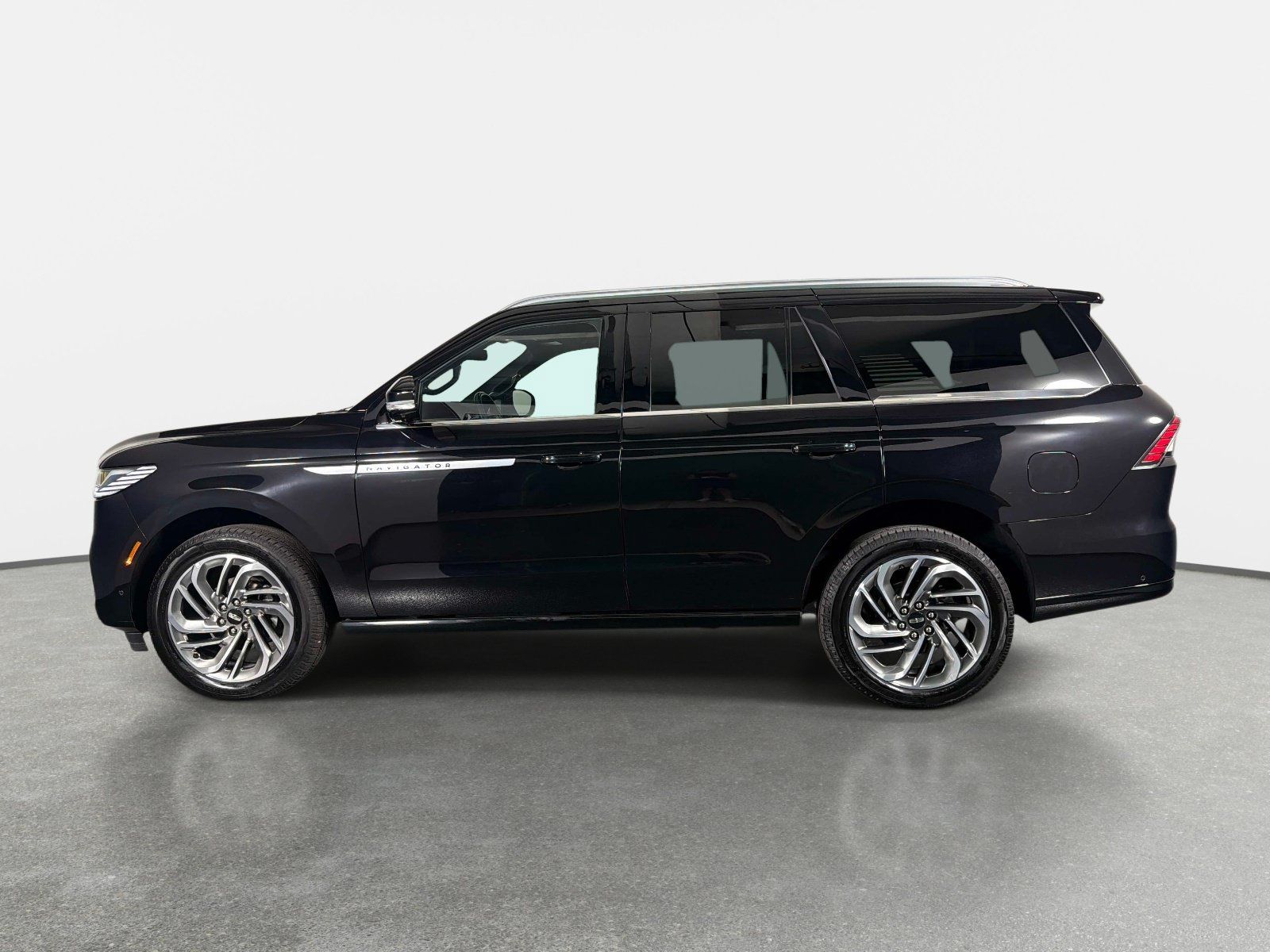 Used 2025 Lincoln Navigator Reserve AWD/4WD image 6