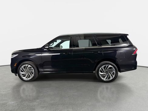 Used 2025 Lincoln Navigator Reserve AWD/4WD image 6