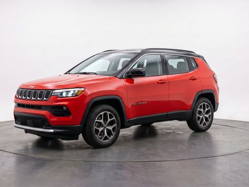 Used 2025 Jeep Compass Limited AWD/4WD image 3