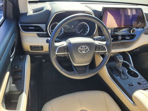 Certified 2024 Toyota Highlander XLE image 6