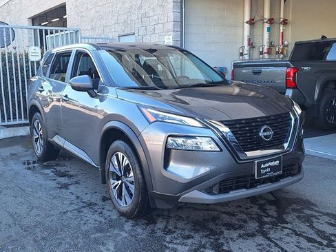 Used 2023 Nissan Rogue SV image 3