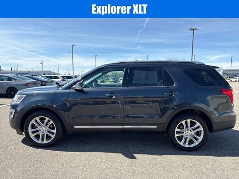 Used 2017 Ford Explorer XLT w/ Equipment Group 202A image 5