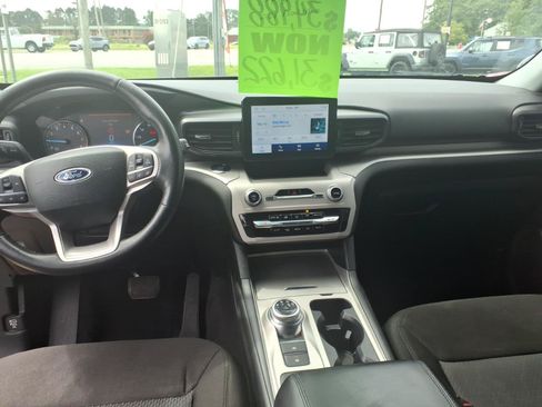 Used 2024 Ford Explorer XLT RWD image 12