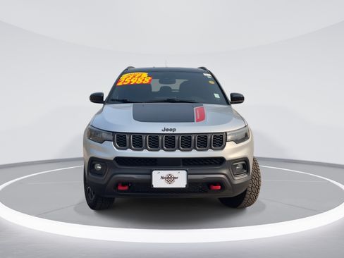 Used 2025 Jeep Compass Trailhawk AWD/4WD image 2