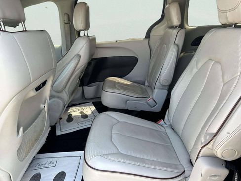 Used 2018 Chrysler Pacifica Limited w/ Advanced Safetytec Group FWD image 11