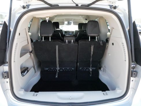 Used 2024 Chrysler Pacifica Touring-L FWD image 18