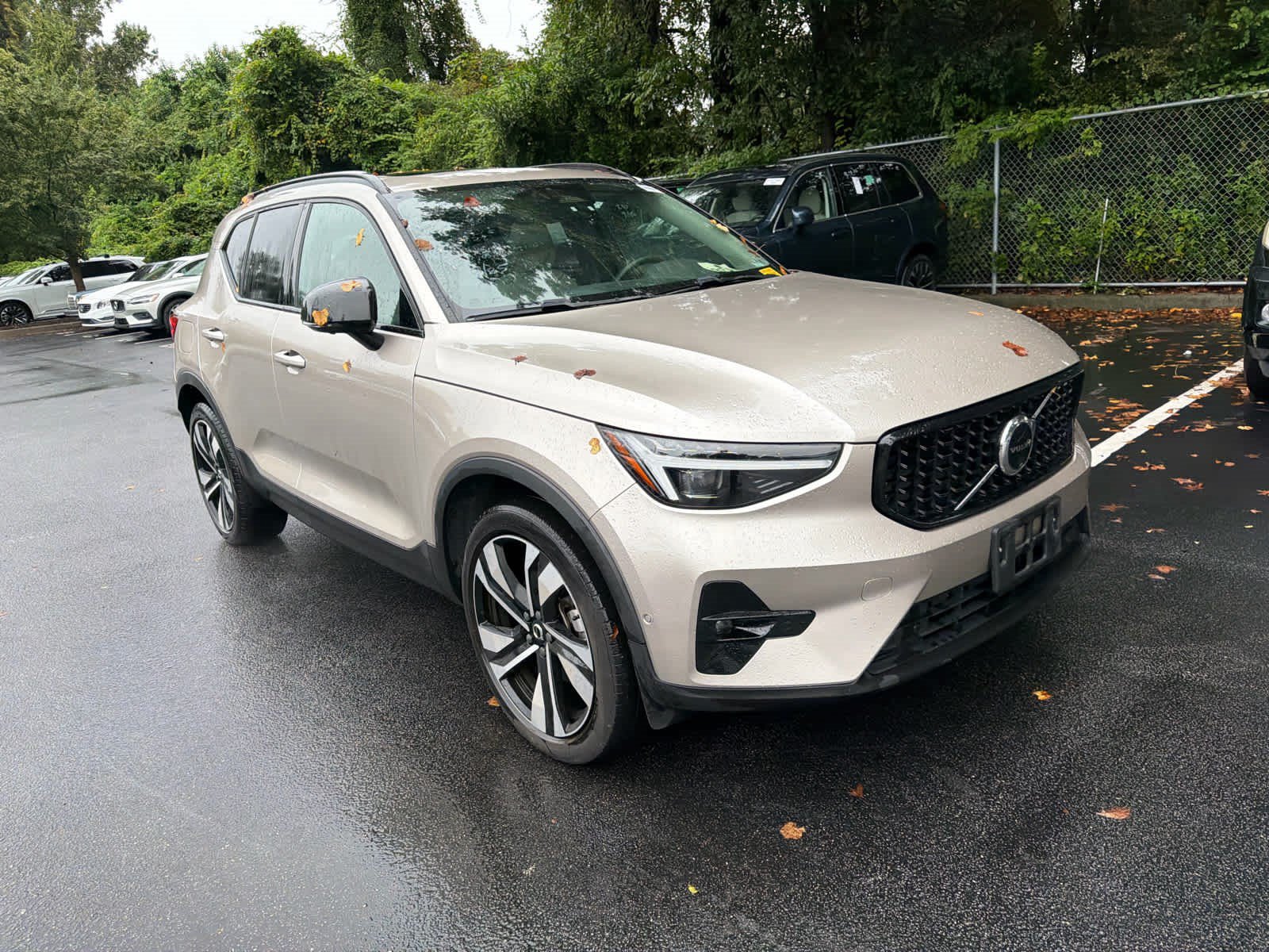 Used 2024 Volvo XC40 B5 Plus w/ Climate Package AWD/4WD image 2