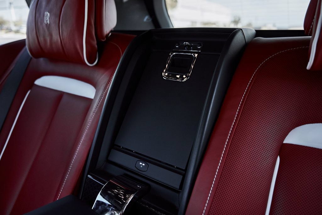 Used 2024 Rolls-Royce Cullinan Black Badge w/ Dark Exterior Package AWD/4WD image 63