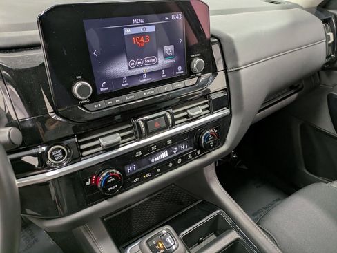 Used 2024 Nissan Pathfinder SV image 10