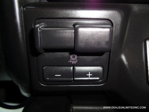 Used 2019 Chevrolet Silverado 1500 LT Trail Boss AWD/4WD image 17