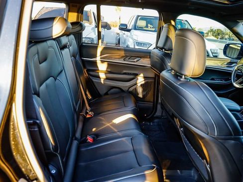 Used 2025 Jeep Grand Cherokee Limited w/ Luxury Tech Group II image 19