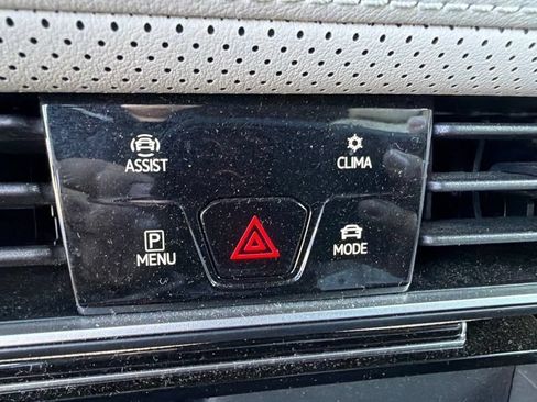 Used 2025 Volkswagen Atlas SE AWD/4WD image 28
