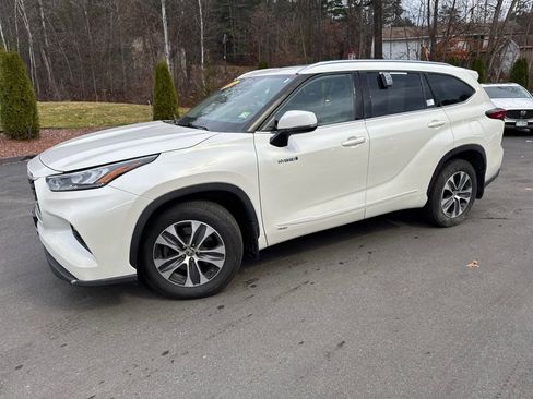 Used 2020 Toyota Highlander XLE image 1