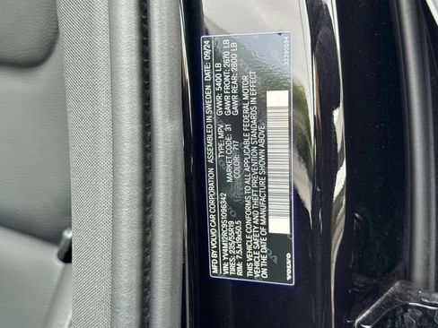 Certified 2025 Volvo XC60 B5 Plus AWD/4WD image 29